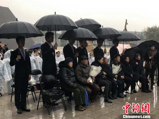 10日晨，南京大屠殺死難者家庭祭告活動在侵華日軍南京大屠殺遇難同胞紀(jì)念館舉行?！≈鞎苑f 攝