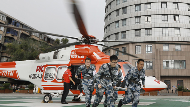 西部戰(zhàn)區(qū)空軍首次開(kāi)展軍民聯(lián)合空運(yùn)醫(yī)療救護(hù)演練