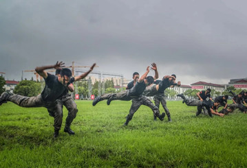 張張是大片！這場雨中練兵太酷了！