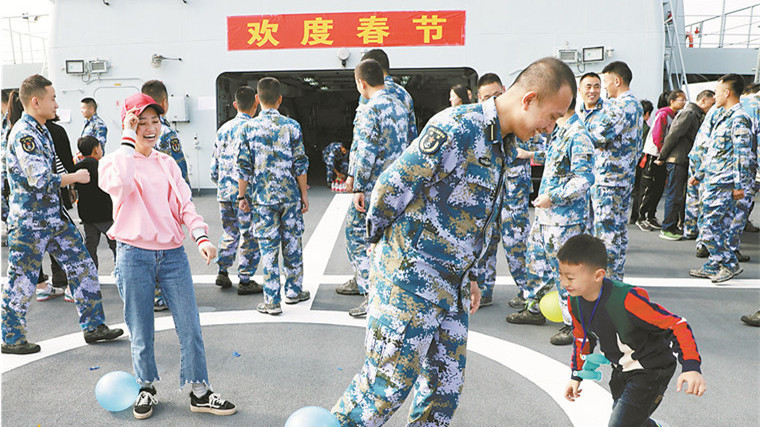 揣著溫情出征！南部戰(zhàn)區(qū)海軍某船提前過年，軍屬上船話團(tuán)圓