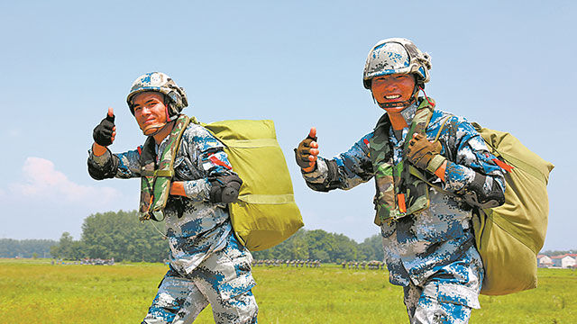 傘花綻放！空降兵某旅組織春季入伍新兵首次進(jìn)行跳傘訓(xùn)練