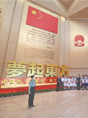 百余名香港師生和市民代表走進駐香港部隊展覽中心