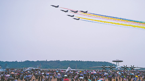 第13屆中國航展首個公眾開放日:“空軍藍”致敬“中國紅”