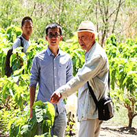 88歲深入天山采集，90歲堅(jiān)持在研究一線，他是“高擎火把的引路人”