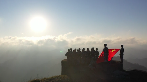 空軍官兵致敬偉大祖國：守衛(wèi)歲月安好，捍衛(wèi)每寸山河