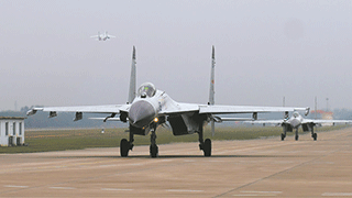 鏖戰(zhàn)云端！海軍航空兵某旅空中對(duì)抗訓(xùn)練拉開(kāi)戰(zhàn)幕