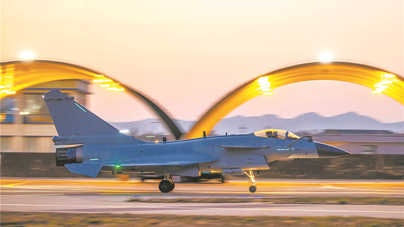 雛鷹展翅向云天，空軍航空兵某旅跨晝夜飛行訓(xùn)練影像