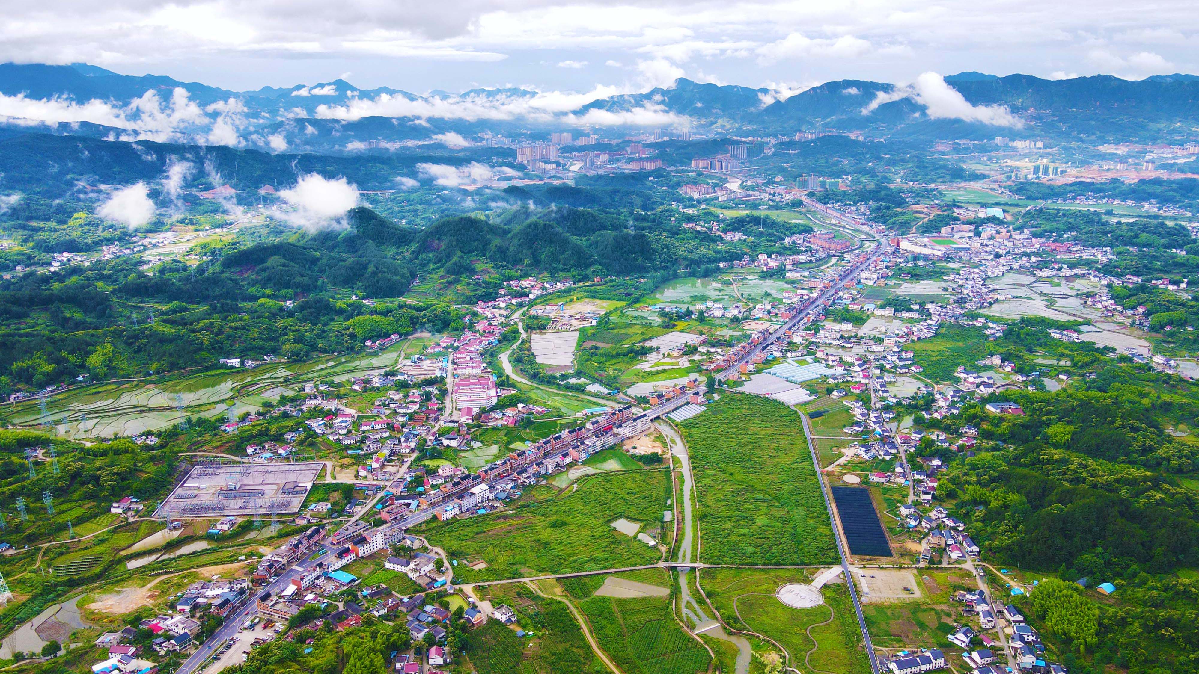 航拍安徽岳西：芒種時(shí)節(jié)，阡陌縱橫田園繽紛