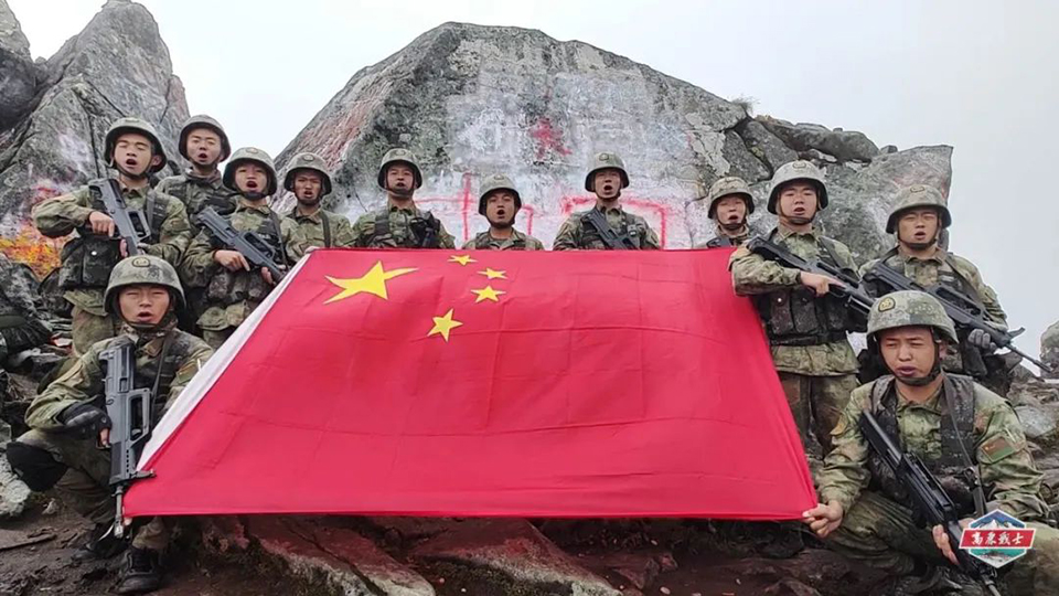 迎國慶，守平安！邊防官兵在巡邏戰(zhàn)位為祖國慶生