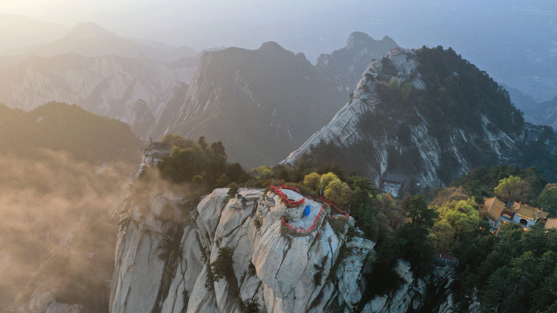 華山云起險峰間