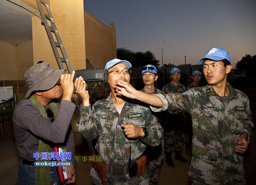 聯(lián)馬團(tuán)裝備核查官巴甫杜拉正在親自試驗(yàn)國(guó)產(chǎn)夜視儀性能。