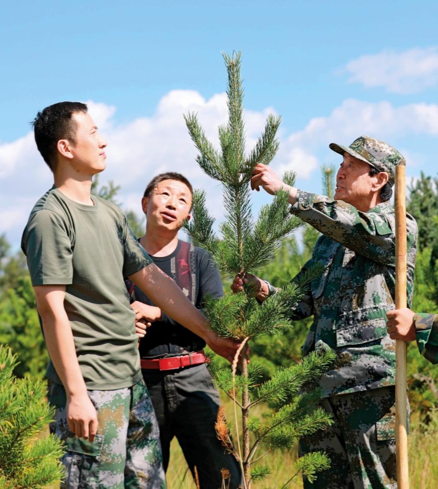 2021-08-26，張連印帶著貧困戶魏隨舍和教育基地工作人員種樹。（丁美寧 攝）