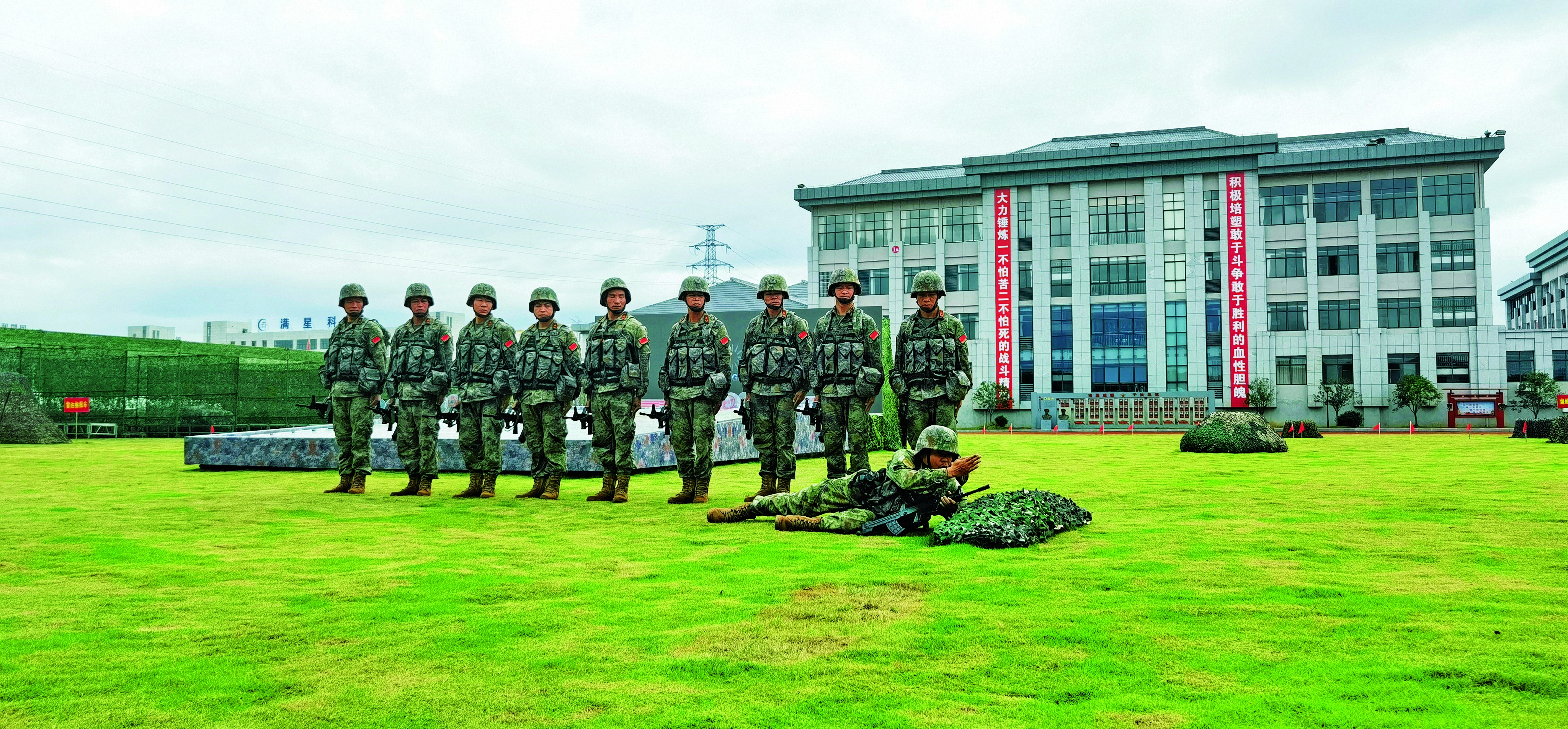 江西省贛州軍分區(qū)組織民兵單兵戰(zhàn)術(shù)基礎(chǔ)科目教學(xué)，劉德超攝