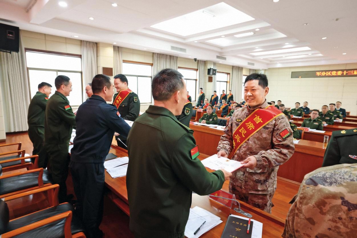 圖1-民兵洪江流獲評“首席民兵教練員”在安慶軍分區(qū)黨委擴(kuò)大會(huì)議上受領(lǐng)榮譽(yù)證書 謝婷婷 攝影