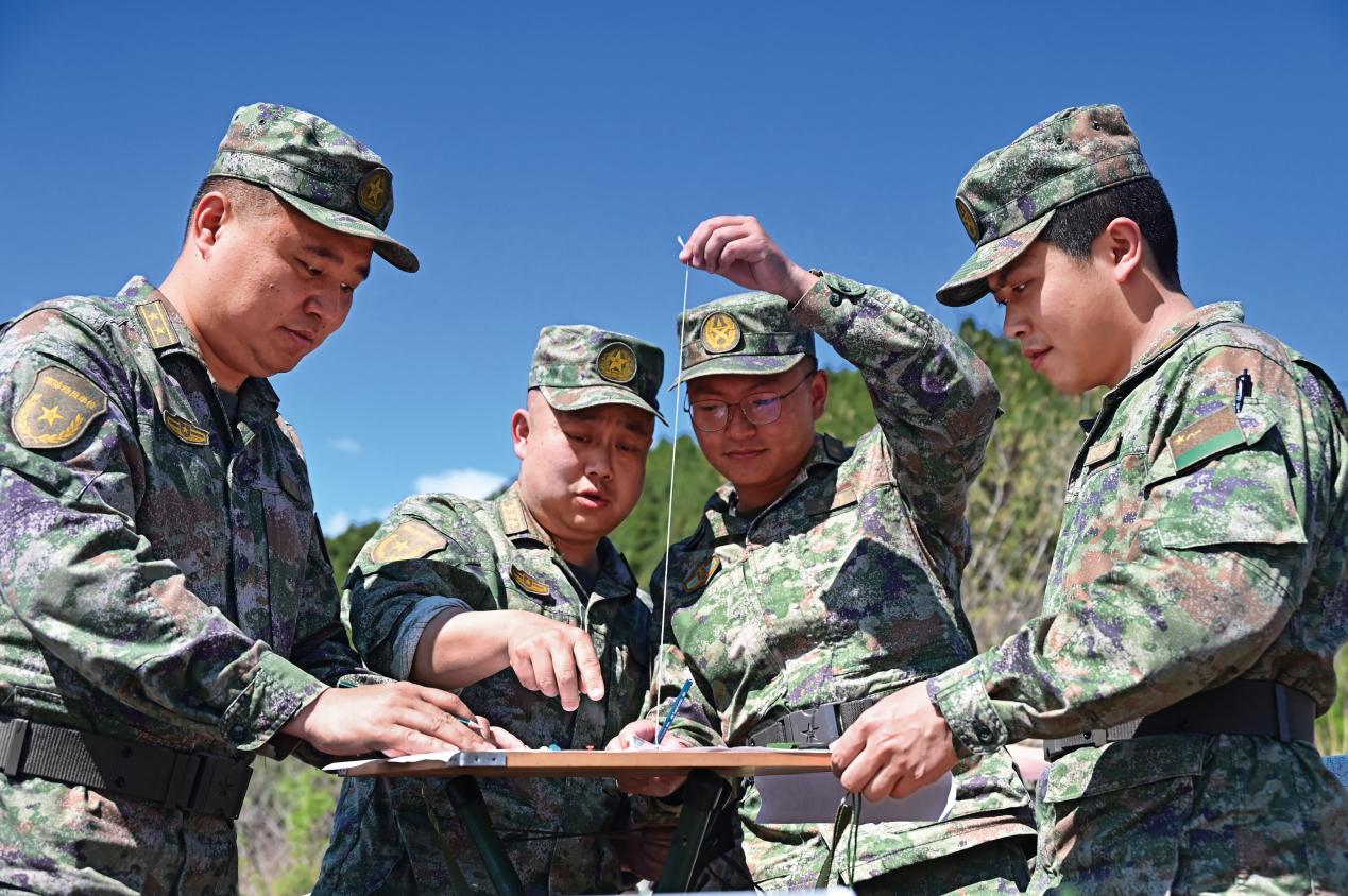 _軍分區(qū)組織全區(qū)軍官、文職人員開展野外識(shí)圖用圖訓(xùn)練 (1)