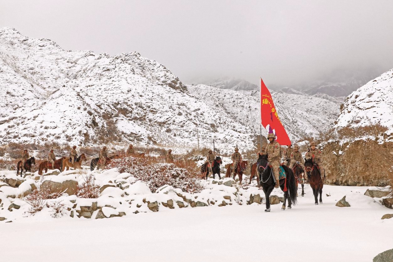 圖6-4為：民兵騎兵連在蜿蜒的山區(qū)里巡邏執(zhí)勤，確保防區(qū)安全穩(wěn)定。