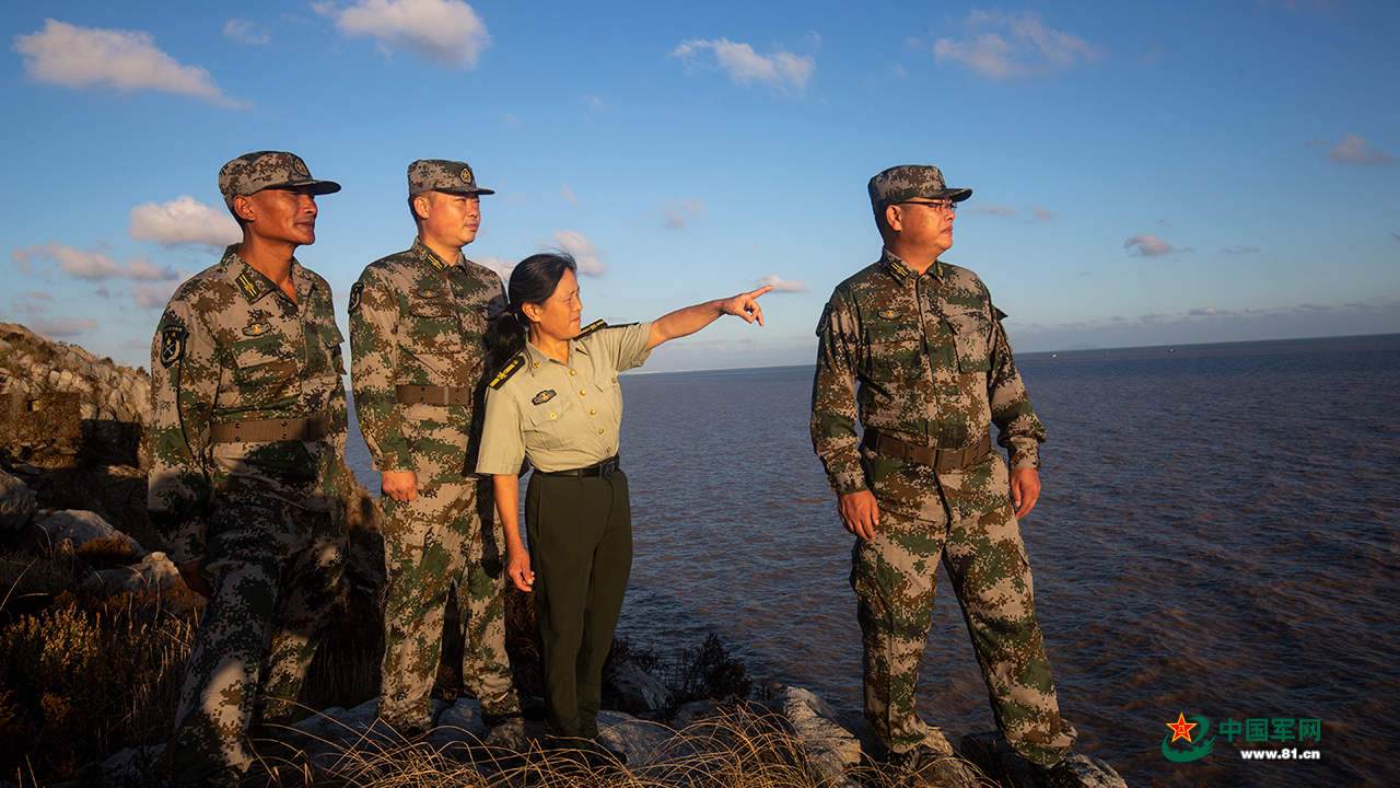 王仕花向上島民兵介紹附近海域情況